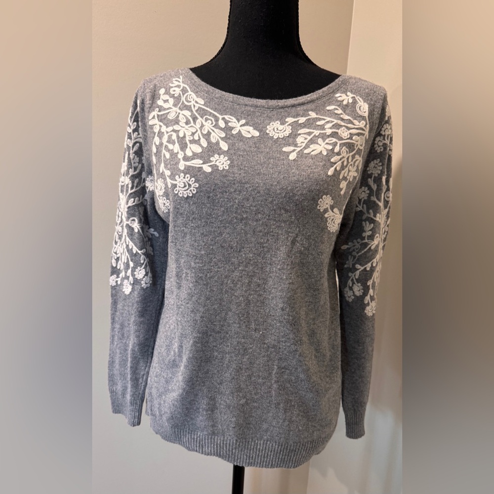 Rain + Rose Gray XS  Sweater White Floral Embroidery Balletcore‎ Cozy and chic